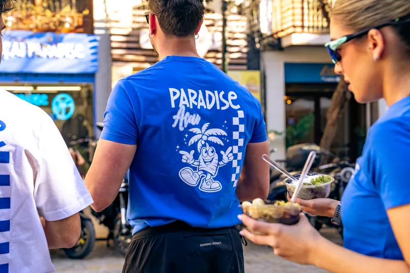 Camiseta Açaí Paradise con palmera estampada