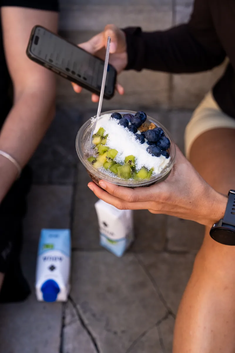 Cliente disfrutando de un bowl de açaí en Açaí Paradise