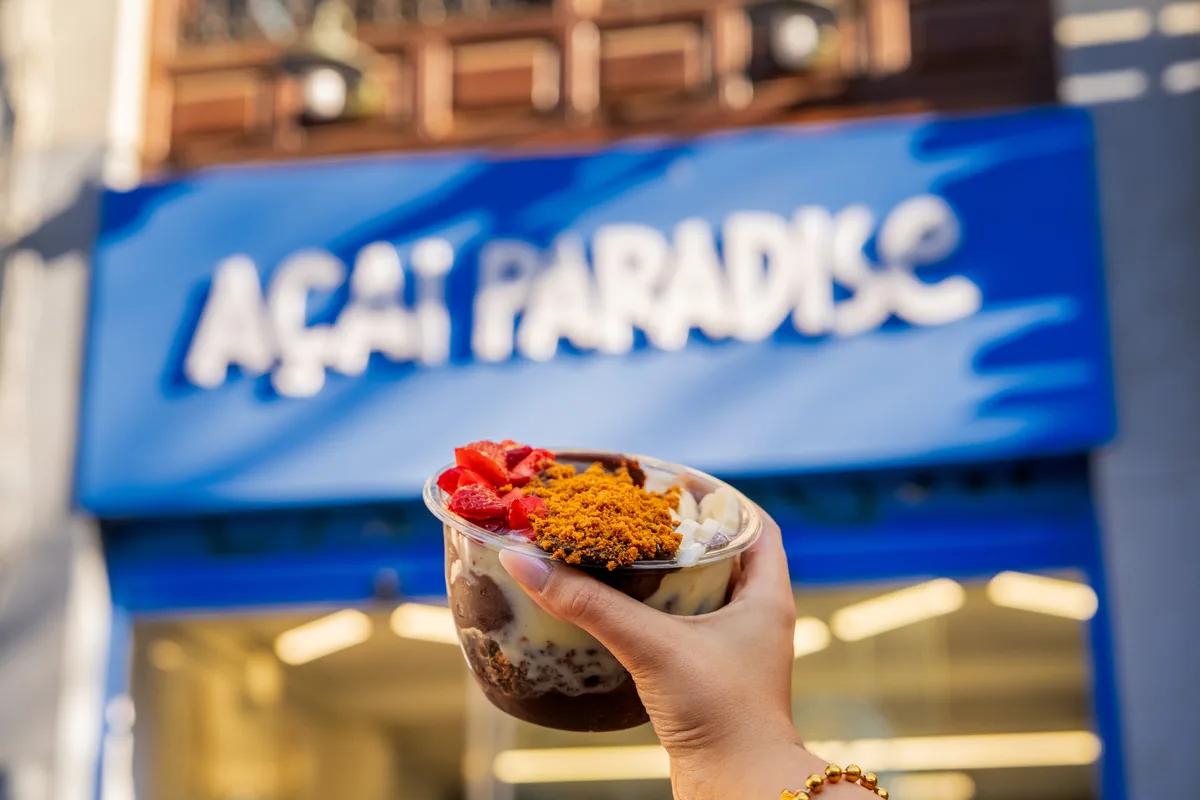 Fachada de la tienda Açaí Paradise en Granada con su toldo azul