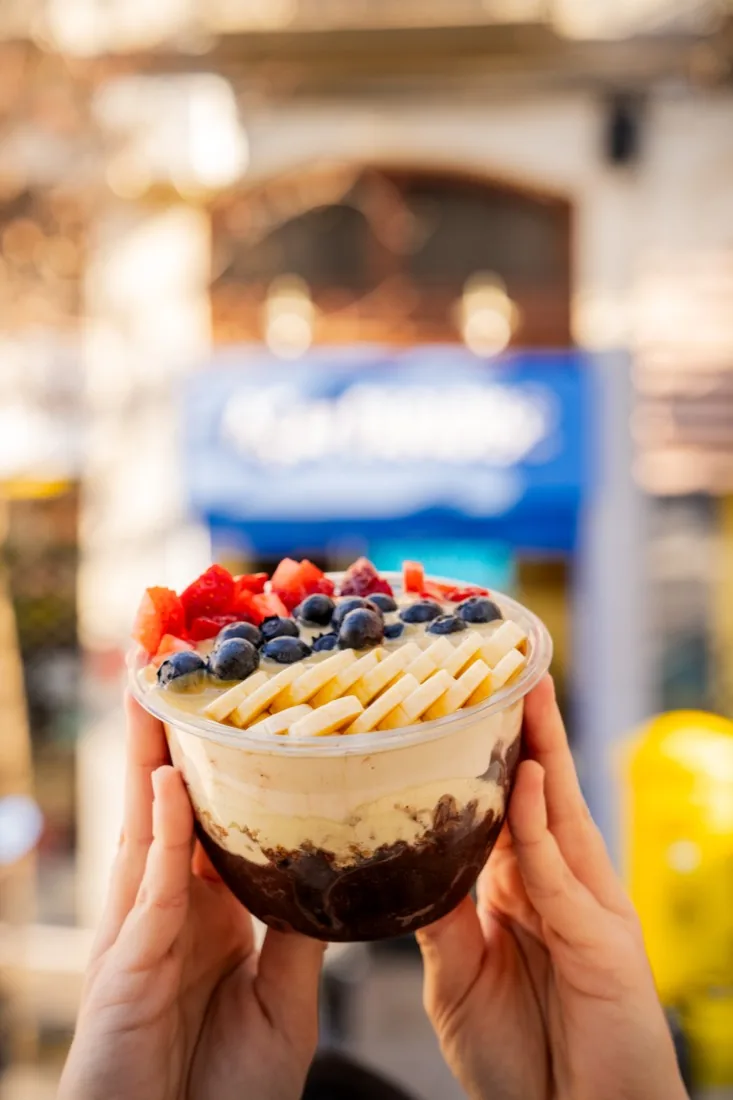 Acai bowl con plátano, fresa y arándanos en Granada
