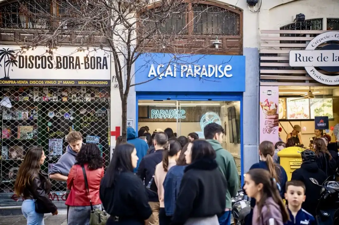 Local de Açaí Paradise en el centro de Granada con gente en la puerta