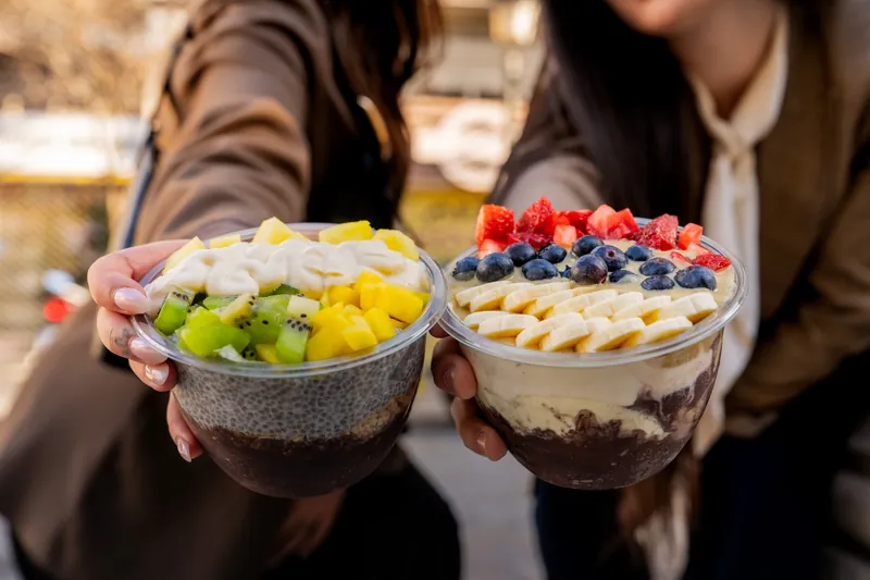 Dos bowls de açaí al atardecer en Granada