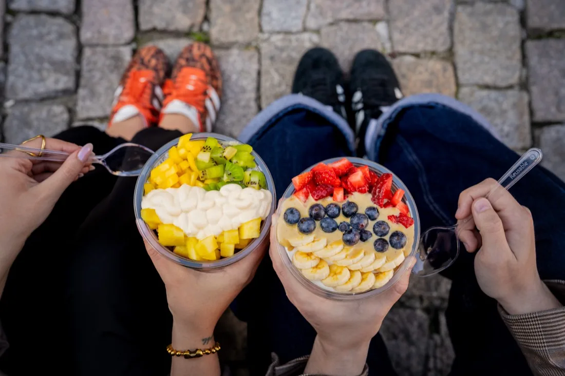 Dos acai bowls con fruta fresca, granola y crema en Granada