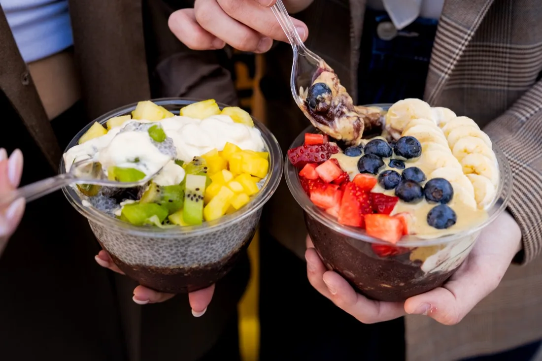 Dos acai bowls, uno tropical con kiwi y mango y otro con fresa, arándanos y plátano