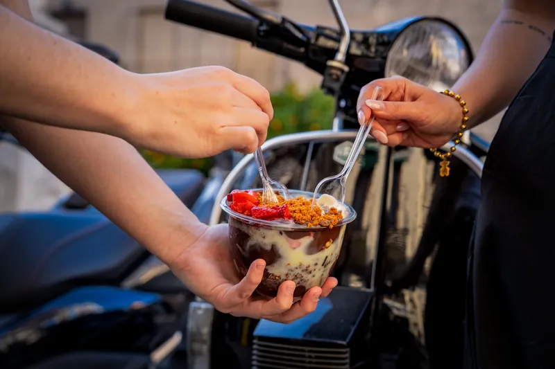 Bowls de açaí sobre una moto al atardecer en Granada
