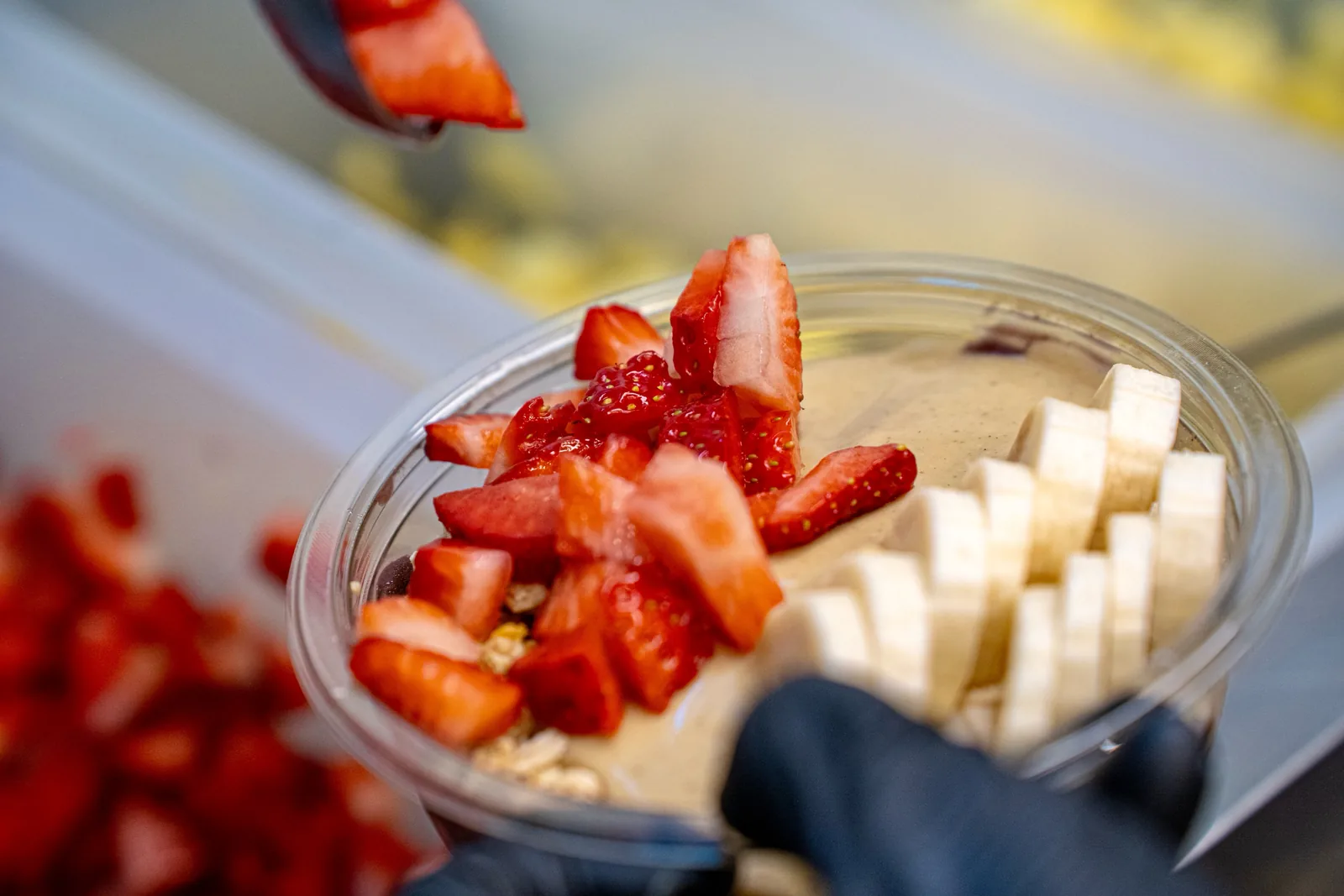 Fresas y plátano recién cortados sobre un bowl de açaí