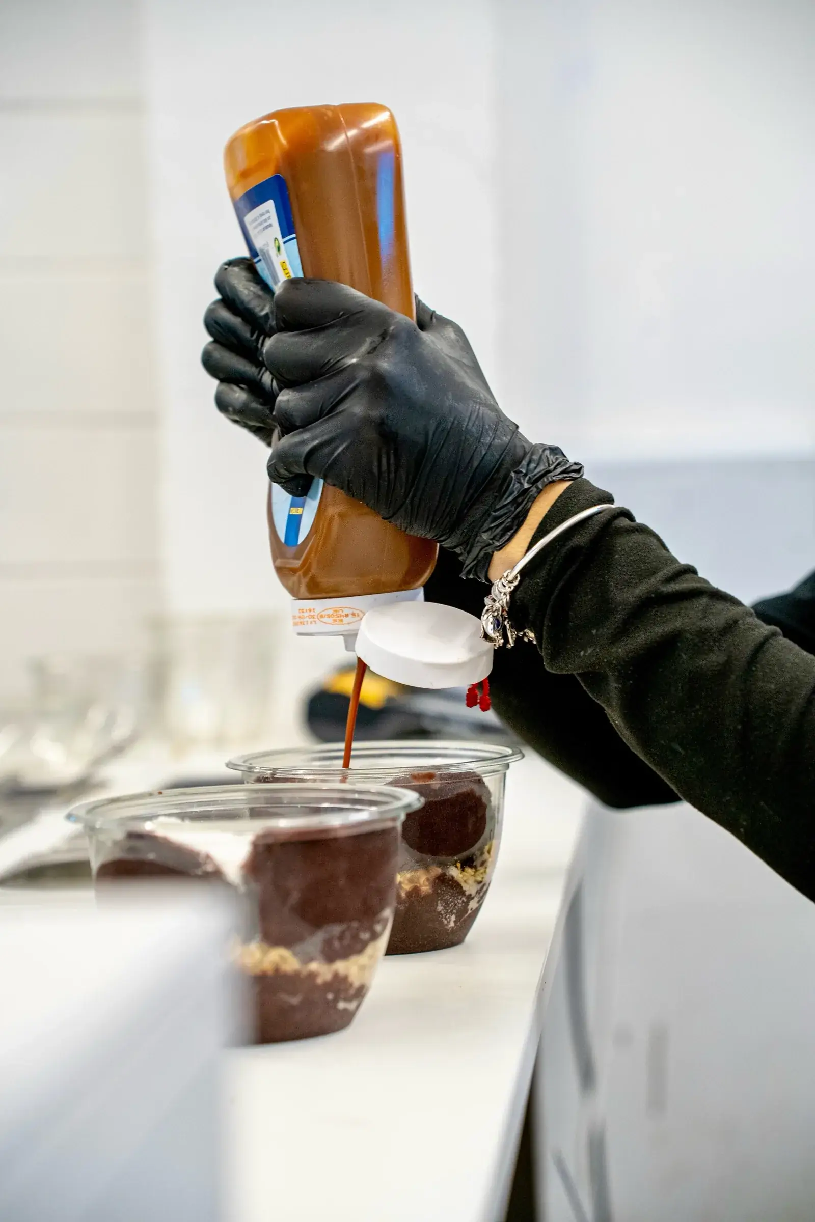 Preparación de un bowl de açaí en el mostrador