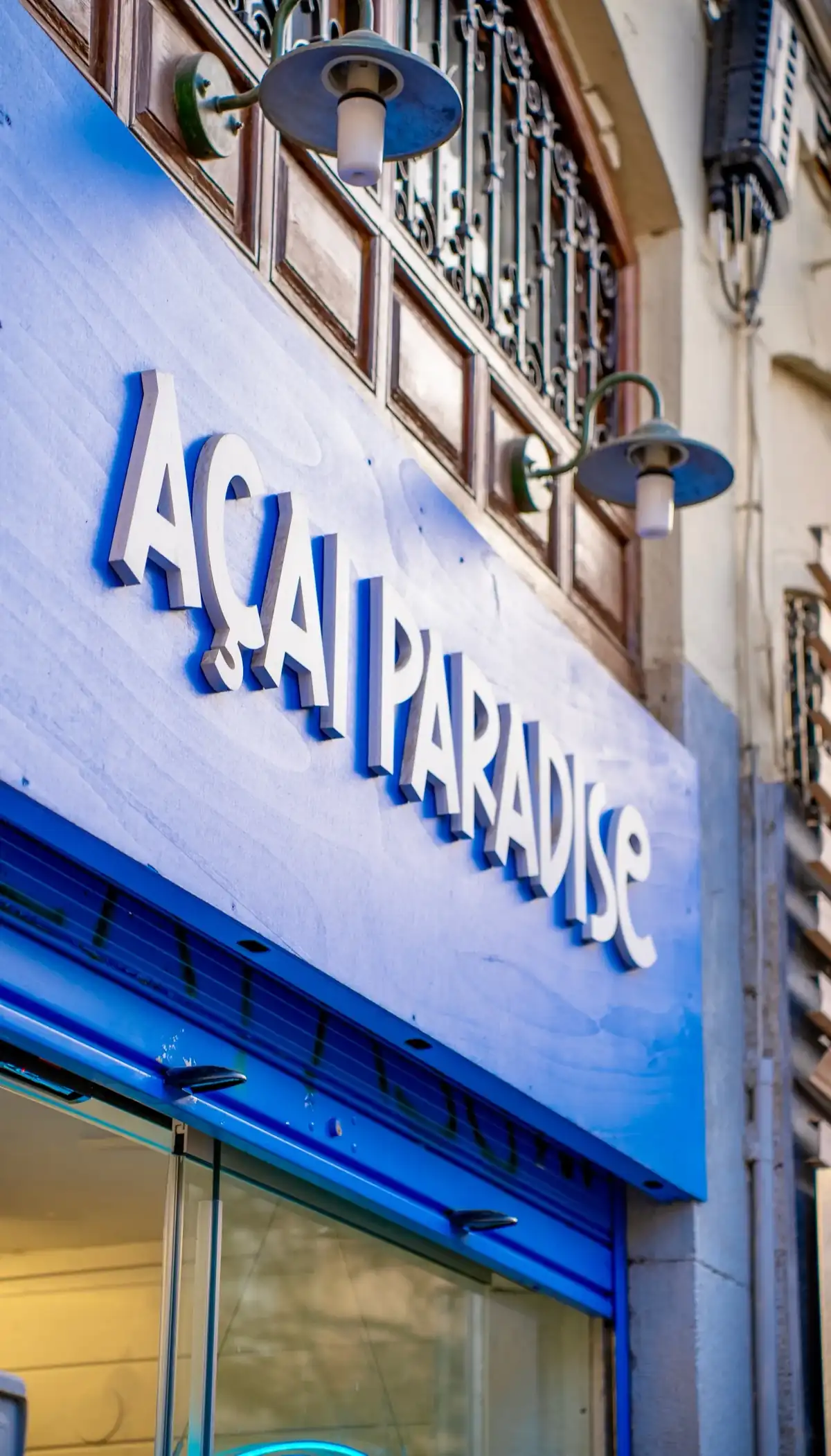 Rótulo azul de una tienda Açaí Paradise