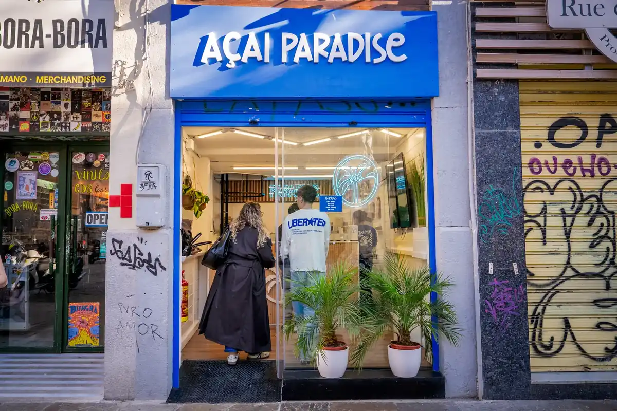 Clientes entrando en una tienda Açaí Paradise